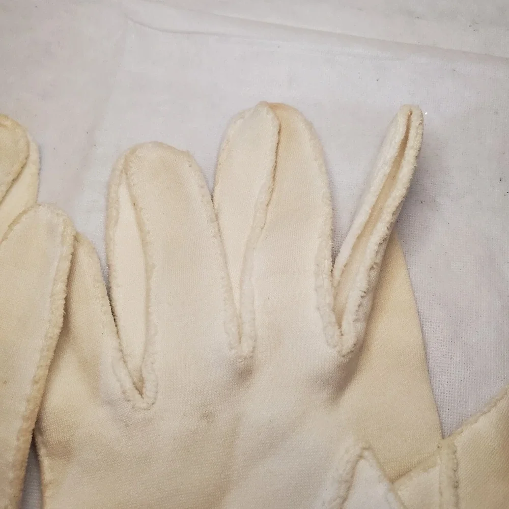 Vintage 1950s American Cotton Scalloped Ladies‎ Gloves With Eyelets. Ivory Color